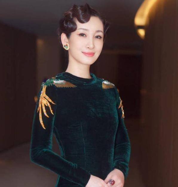 40岁秦海璐体态真好,穿旗袍还原"盘发"太惊艳,窈窕有韵味_身材_气质
