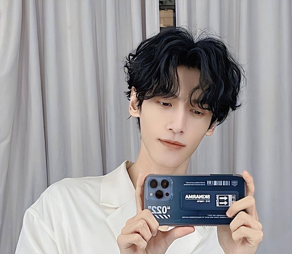 罗云熙晒近照,面部消瘦容貌大变样,网友:看着有点雷人_减肥_身材_什么