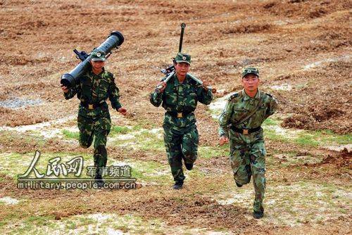 解放军步兵手中的火箭大炮:用了20多年的pf98式120毫米火箭筒_坦克