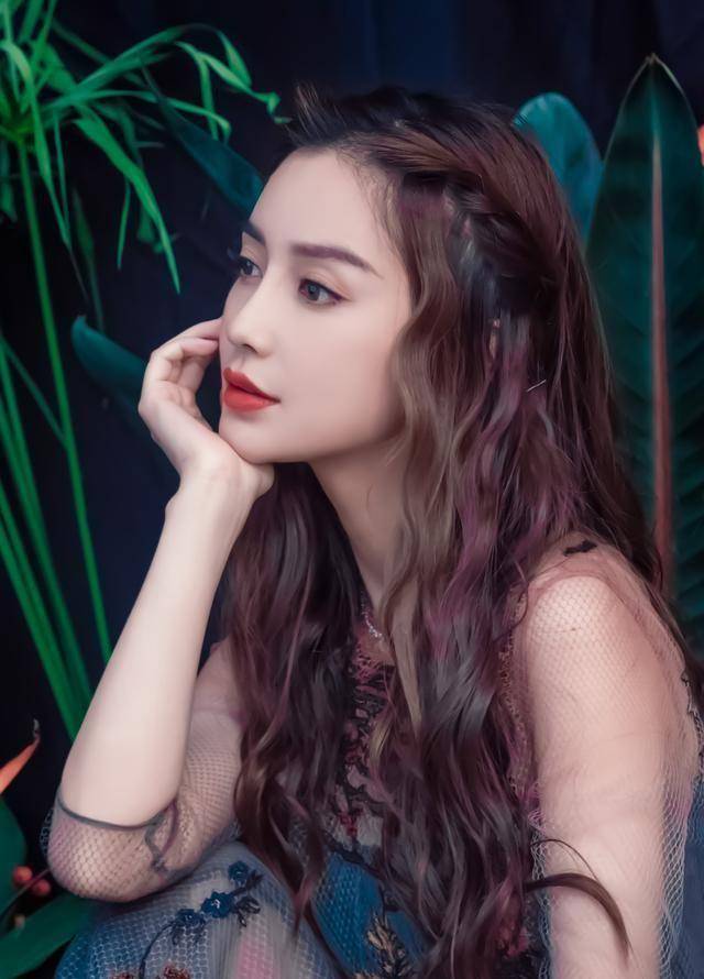 angelababy着鲜花刺绣裙出席品牌活动,这才是迪士尼在逃绝美公主_五官