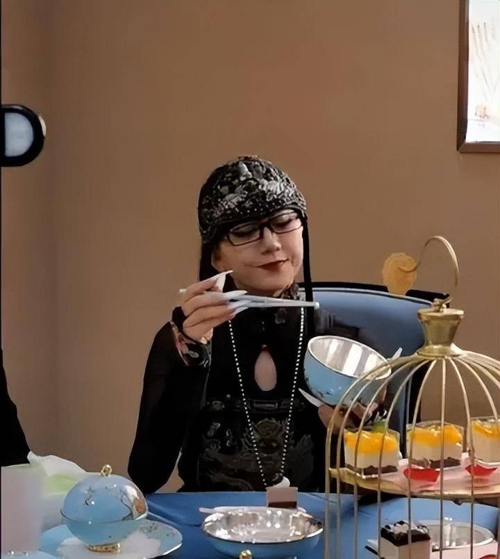 荤腥一丝不沾,食谱中全是健康的绿色蔬菜,所以身高165的杨丽萍体重