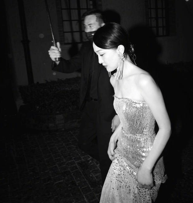 周迅工作室分享最新活动图,身穿抹身材长裙窈窕动人,故事感十足!