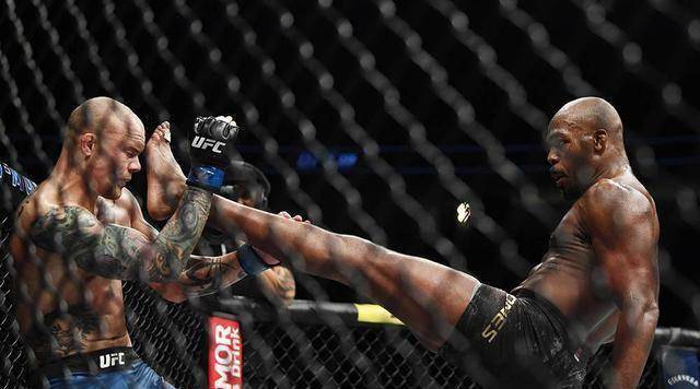 "狮心"安东尼史密斯质疑骨头琼斯的实力:他没有那么强_训练_技能_琼恩