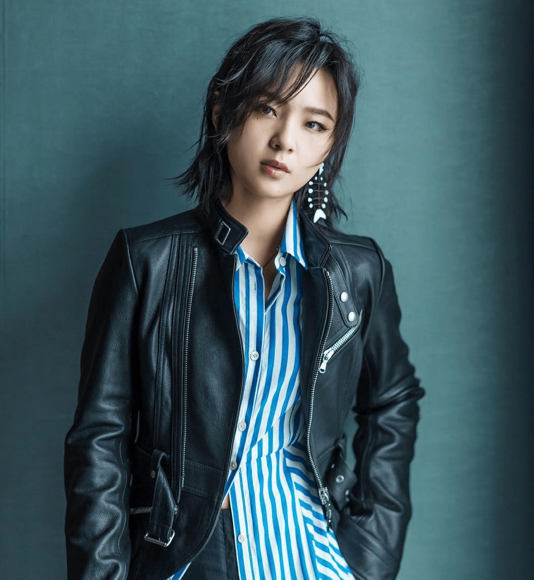 作为成长于广东,深受粤语文化熏陶,且曾在香港发展过的80后,周笔畅会