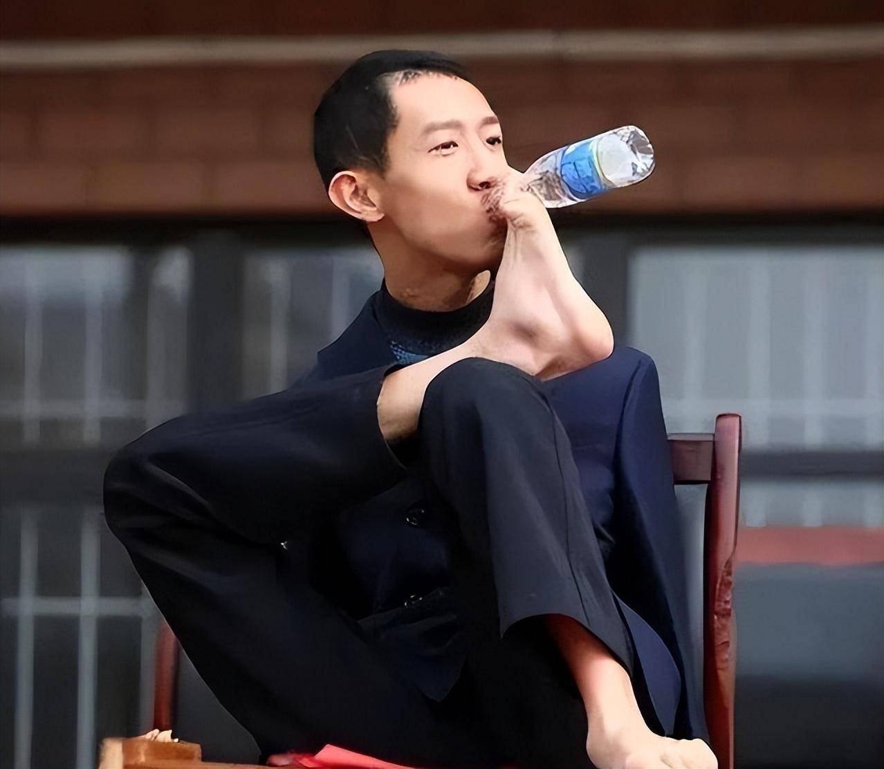 "无臂少年"彭超,6岁失去双臂,用双脚高考,后来考了多少分?