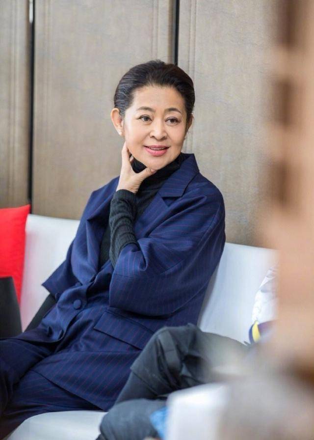 60岁倪萍素颜脸上皱纹和老年斑密布,气质娴静温和人格魅力不减_王文澜