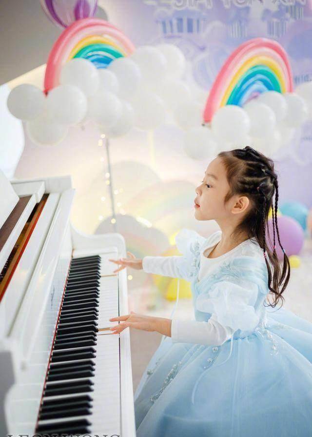 5岁甜馨化身魔法小公主,5岁奥莉嘟嘴吐舌可爱,生日会"寒酸"?
