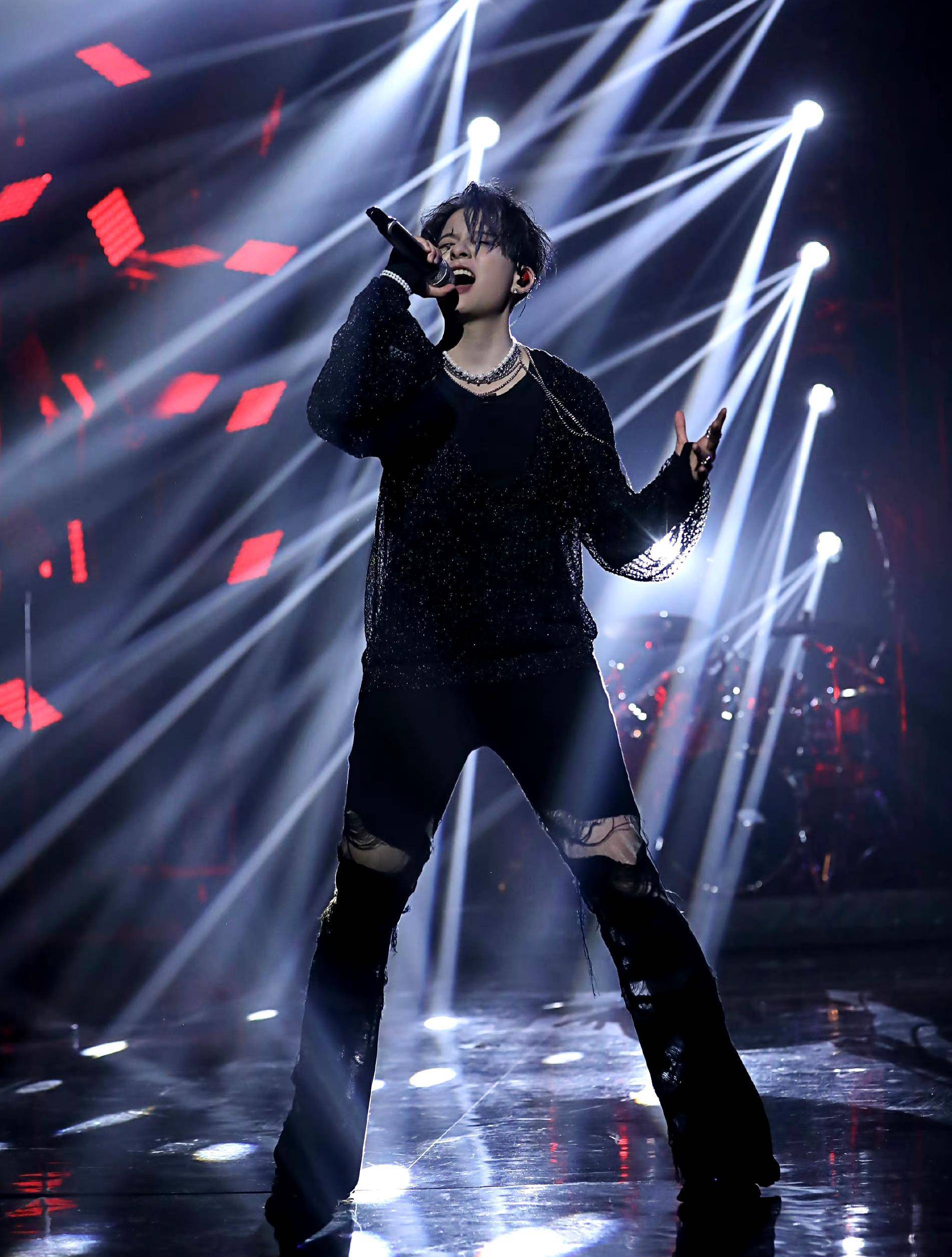 瞿颖给孙悦涂口红,47岁龚琳娜跳_玫瑰红色_风格_舞台