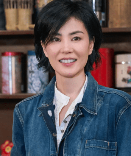 细心的网友发现,出现在王菲身边的这个人就是近几年经常出现的ryan,也