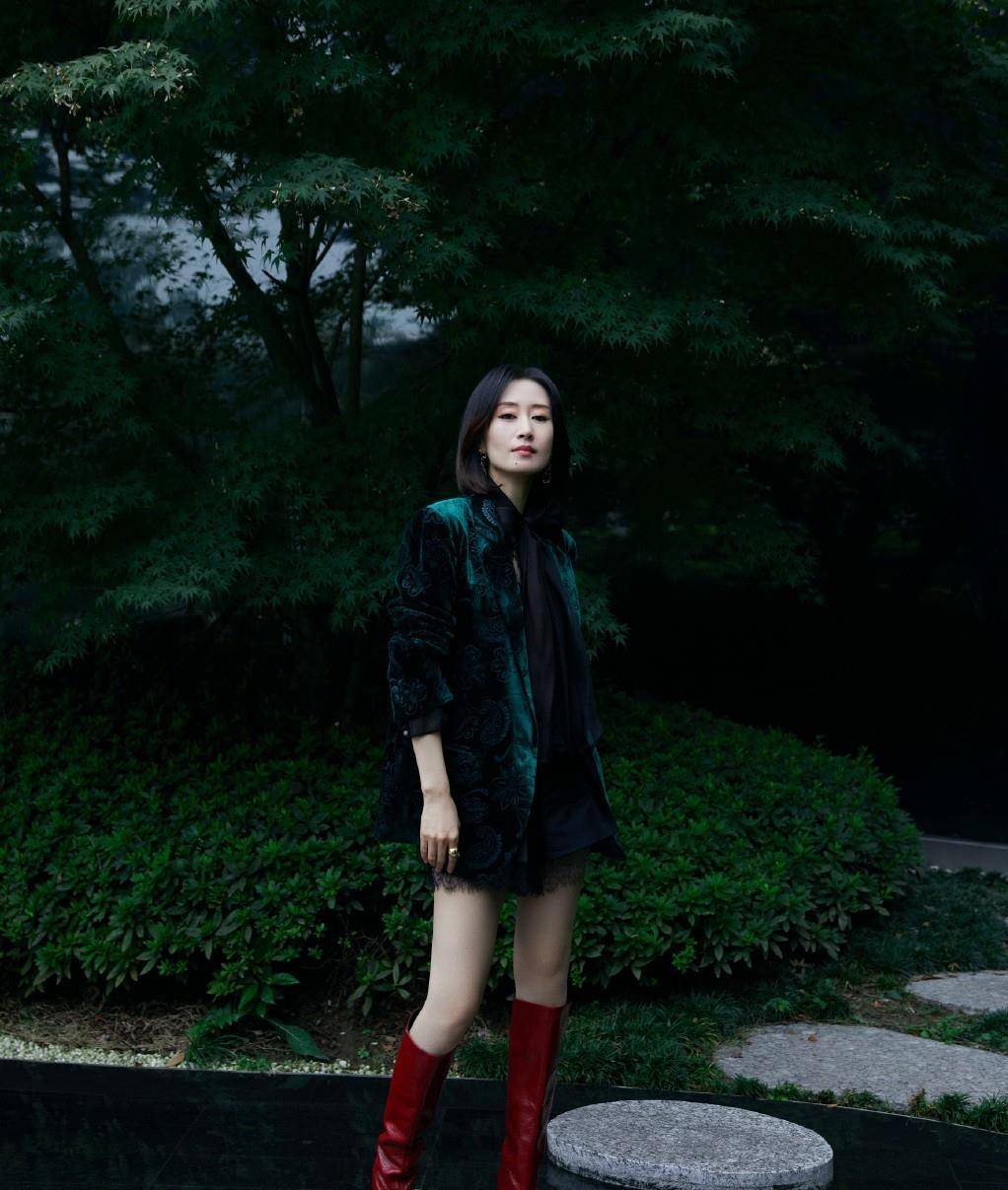 刘敏涛的短裤造型真显身材,一身经典红绿搭配,看着却有点都不丑_靴子