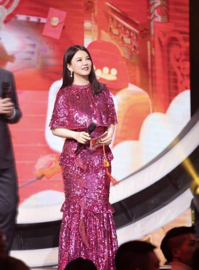 44岁李湘不服老,走机场穿印花连衣裙,贵妇范十足_身材_气质_风范