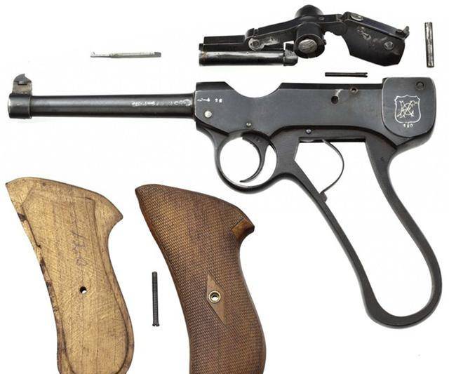 枪械的自动方式为枪管短后坐,闭锁方式为肘节式