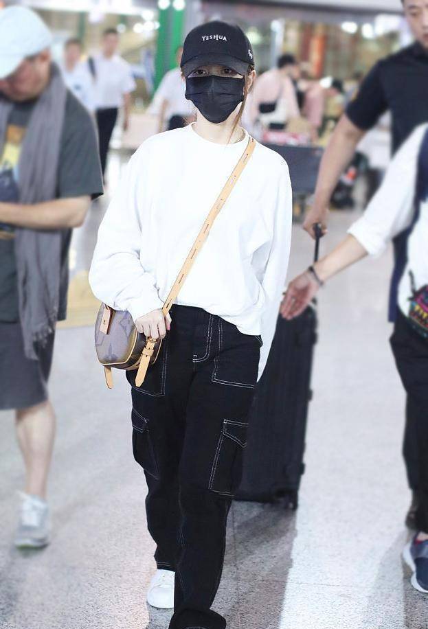 邓紫棋脏辫造型好嘻哈,穿印花黑t搭破洞牛仔裤,清爽又显瘦_下半身