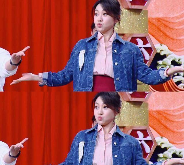 48岁闫妮上快本,穿短裙梳清纯马尾活力满满,双腿纤细十分抢镜_时候