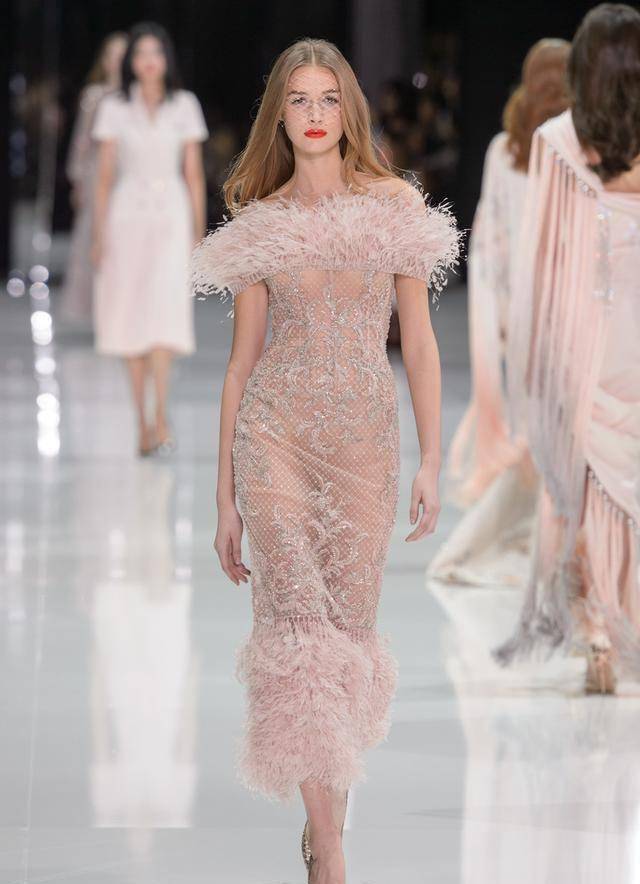 ralph&russo高定秀场:羽毛,刺绣轻盈流苏礼服,温柔春季浪漫_浅粉色