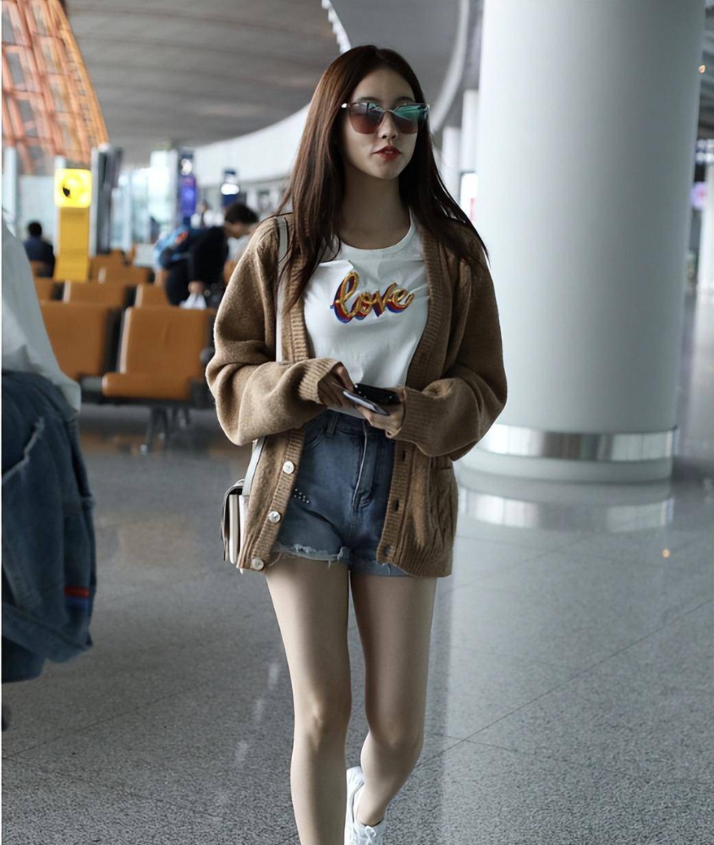 "小魔女"祝绪丹彻底变身了,牛仔短裤和毛衣太可爱了!_时尚_衣服_气质