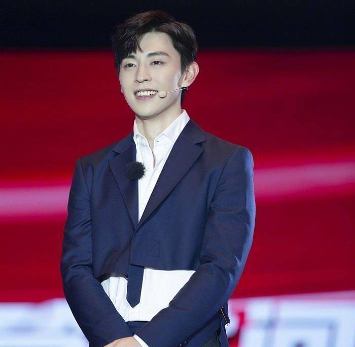 当初的《极限挑战6》发布会上,邓伦多次被推到c位,他的反应能力太吃香