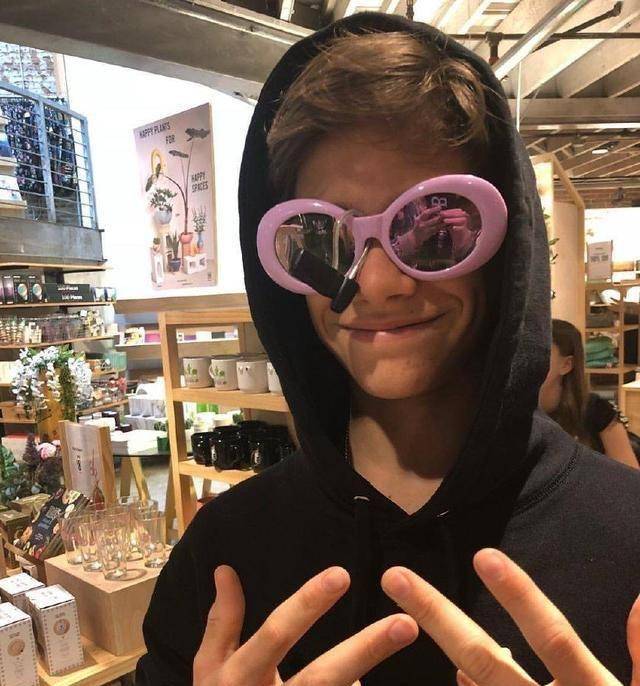 贝克汉姆爱女小七画画的背影真美,长发及腰做美甲让人迷恋!