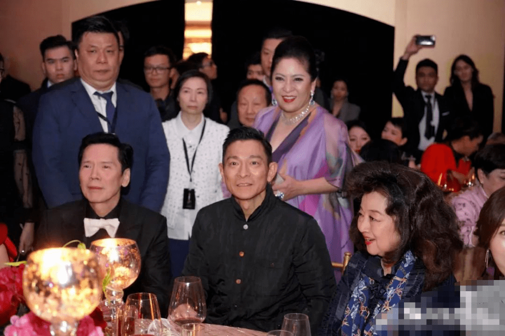 向华强生日宴大合照,甄子丹关之琳只能站后排,向太身边人太厉害