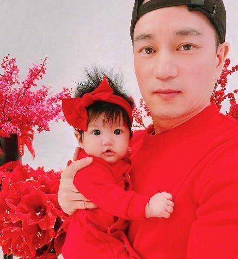 本人社交平台上发了多张为大儿子庆贺2岁生日的照片_开心_陈荣炼_妈妈