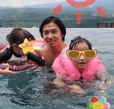 欧弟在微博晒出与女儿们的背影照,网友发声:回去主持天天向上_钱枫_王