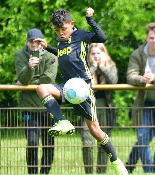 背影跟c罗一样霸气,已是尤文u9梯队大腿_训练_父亲_前往