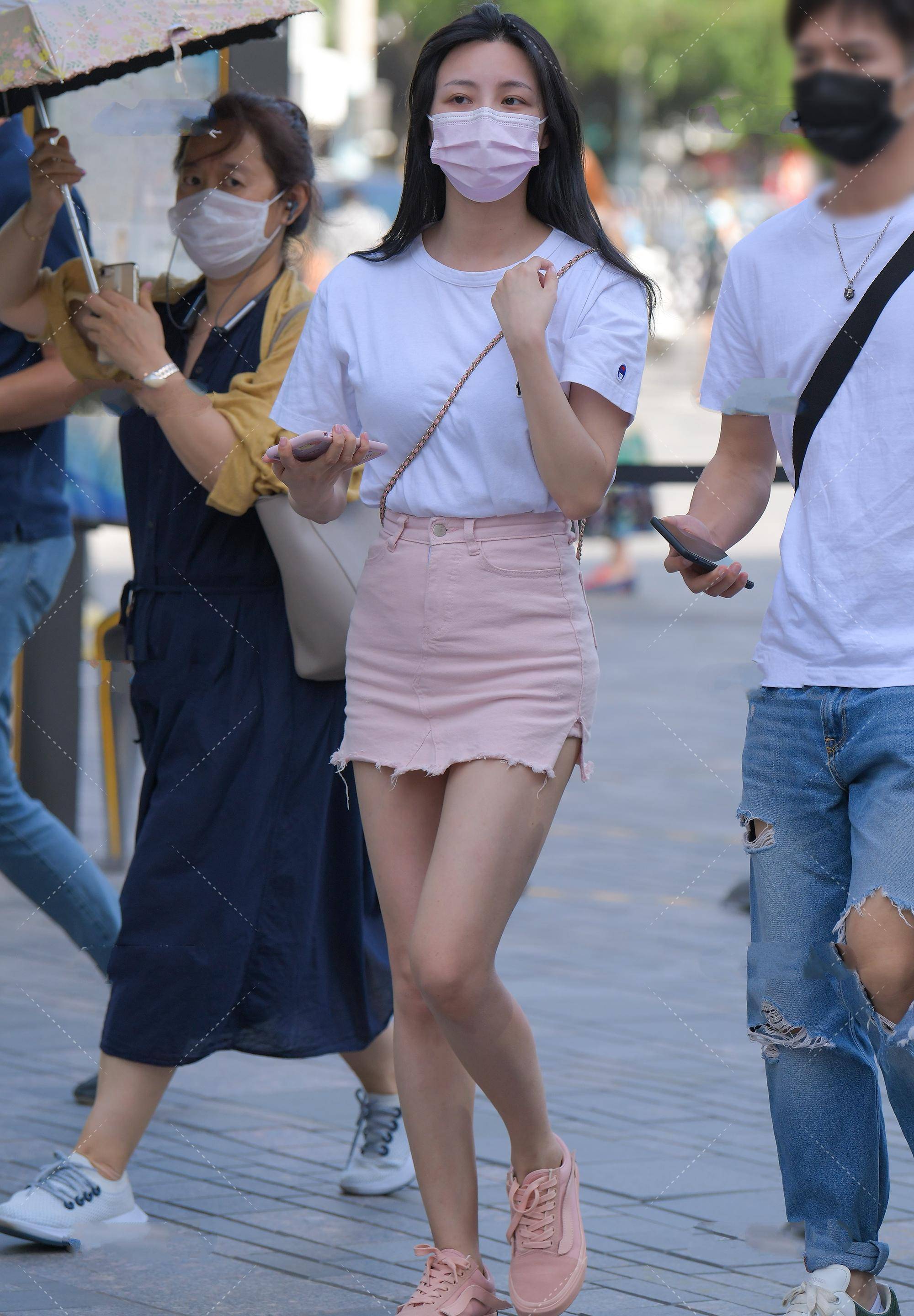 白t搭配粉色牛仔裙,清纯可爱,小香风挎包成为穿搭亮点_细节_设计_裙子