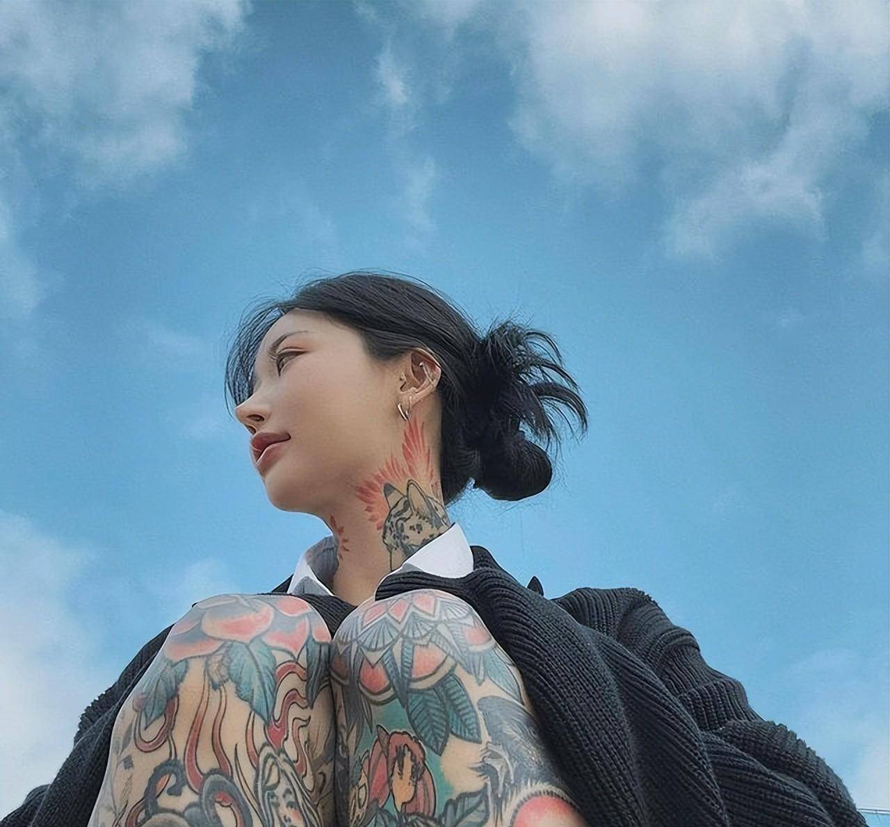 ahnlina,国外非常有名的辣妈纹身师_linaahn_气质_外国