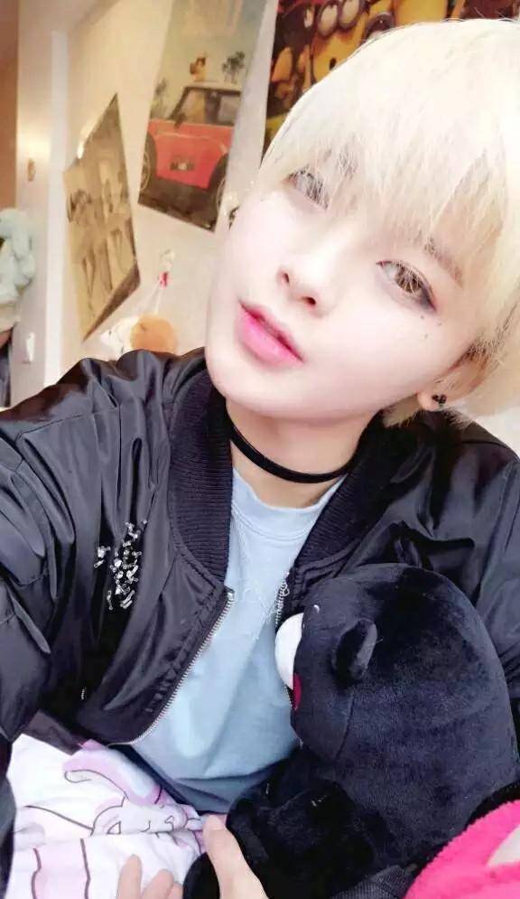 杨超越金色短发变成大佬形象,见过这么帅气时髦的村花吗!