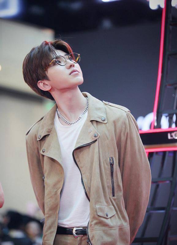 蔡徐坤和刘昊然两大鲜肉,竟然输给了大叔佟大为?_感觉_夹克_阳光