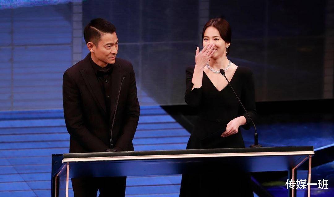 宋慧乔罕见晒照,牵狗散步,清新打扮似少女_浪漫满屋_时代_玄彬