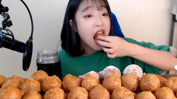 大胃王吃100个"牛肉丸",一口咬开露馅了,网友:谁信谁傻!