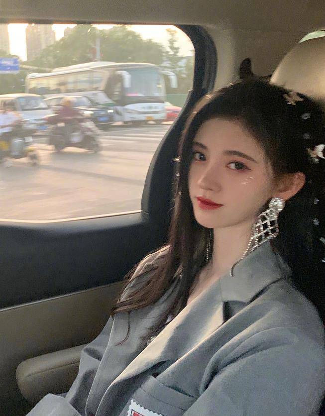 鞠婧祎为证身高和肩膀的真实,连晒11张生图自拍,却没想到还是"翻车"了