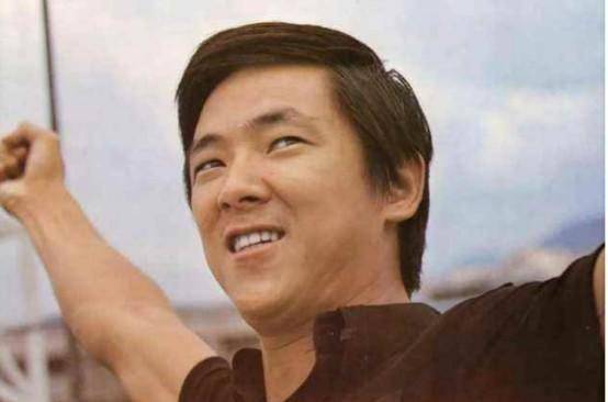 成龙曾跪在他面前说:我被新义安的人打了,求你救救我!