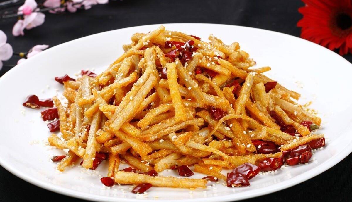 4,锅里留底油,油热下入辣椒炒香,加入炸好的藕丝翻炒均匀,加入食盐