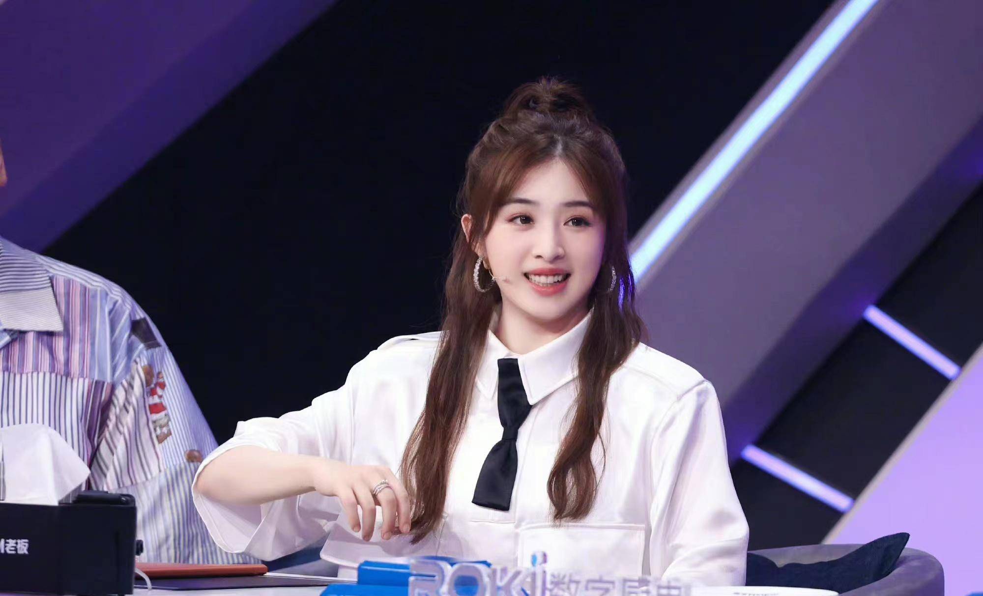 33岁张含韵真甜美,穿白衬衫扎高马尾录节目,美回18岁