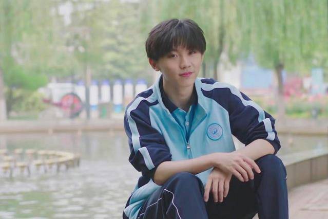 马嘉祺上课照来袭,穿校服坐最后一排,眼神带着一丝落寞_照片_质疑_全