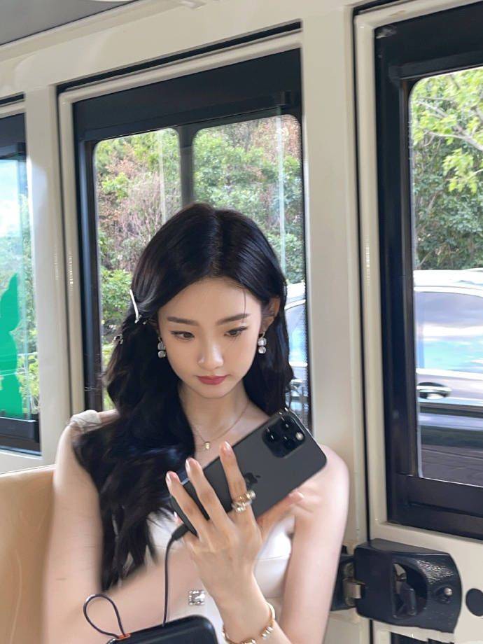 张艺凡展现自然氛围美照 清新治愈白裙惹人注目_照片_背景_身姿