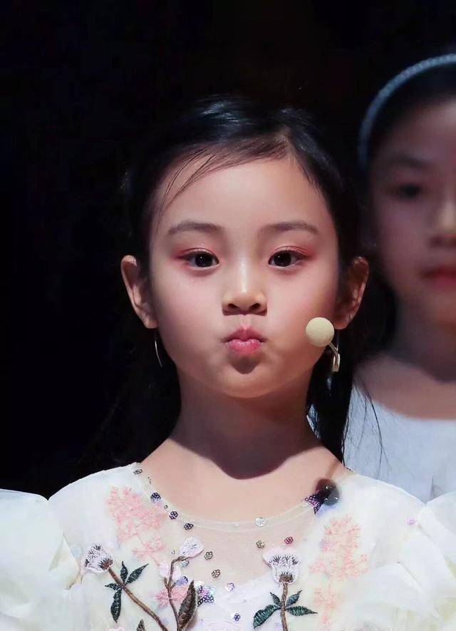 甜馨的容貌渐渐张开五官愈发像贾乃亮,尤其是眉目之间.