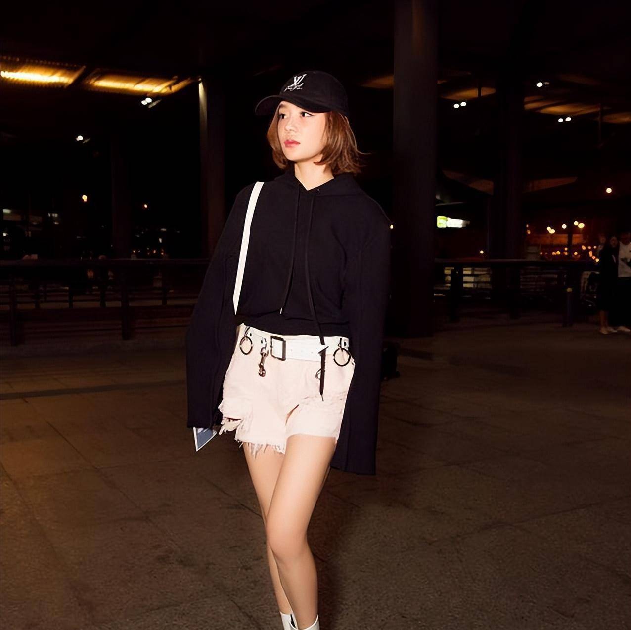 "白糖"牛仔短裤搭配黑色毛衣,袁姗姗变胖女神了!_时尚_女孩子_衣服