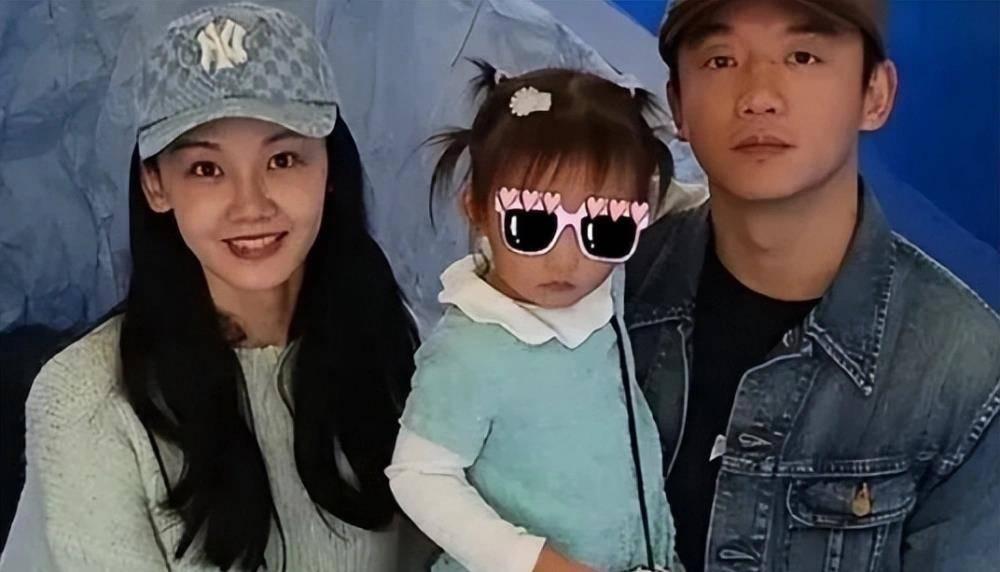 郑恺苗苗张馨月三人共进晚餐,林峯闺女长漂亮,姐妹比喝奶_郑恺和_妻子