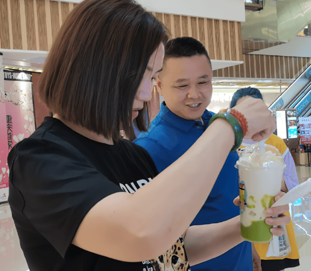 王俊凯爸妈新店装修应援墙,满屏tfboys很催泪,团魂崛起_家人_奶茶店