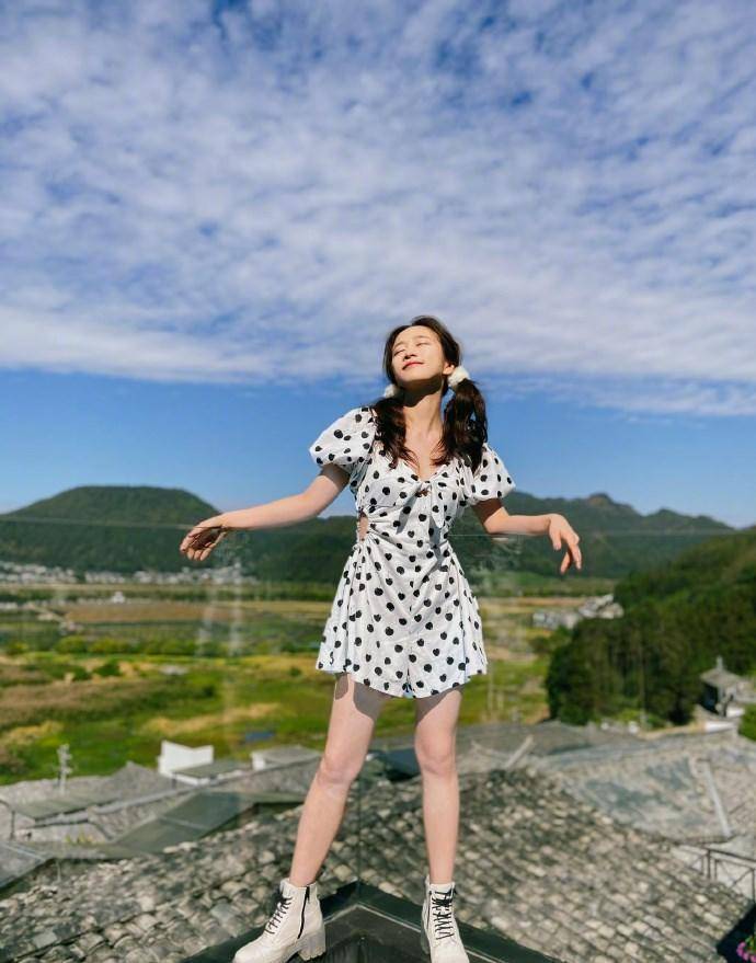 刘美含一袭波点短裙甜美时尚,腰间镂空设计吸睛,阳光下美得发光_白色