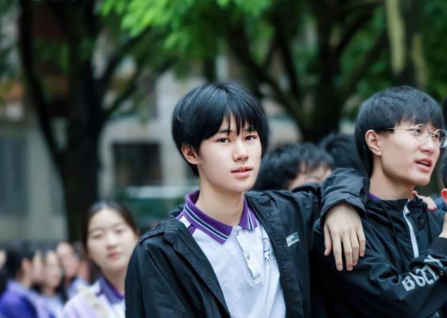 张真源土味毕业照曝光,和同学拍照小表情太抢镜,和平时截然不同_时间