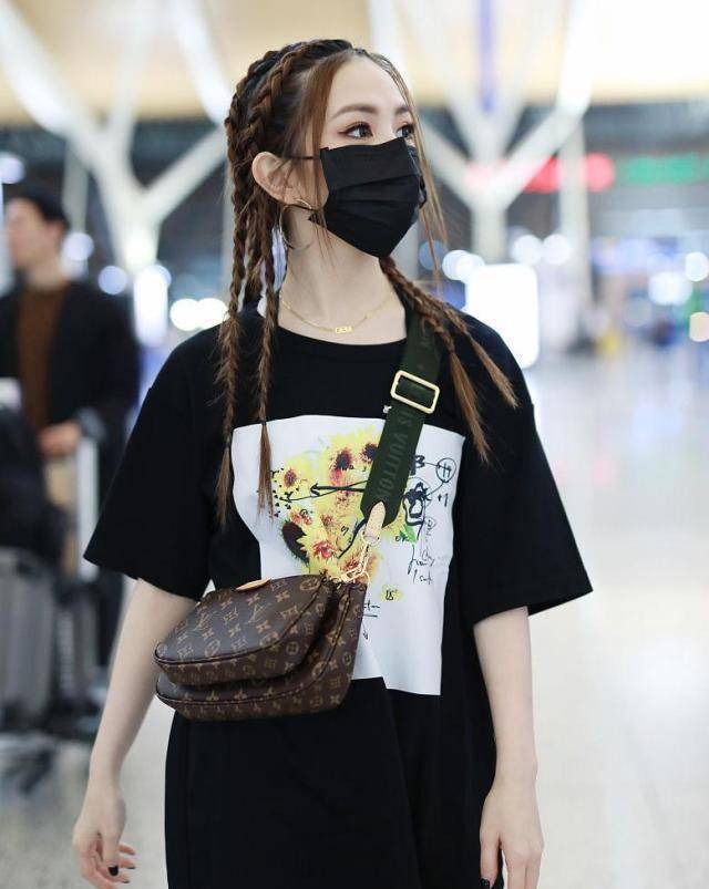 邓紫棋脏辫造型好嘻哈,穿印花黑t搭破洞牛仔裤,清爽又显瘦_下半身