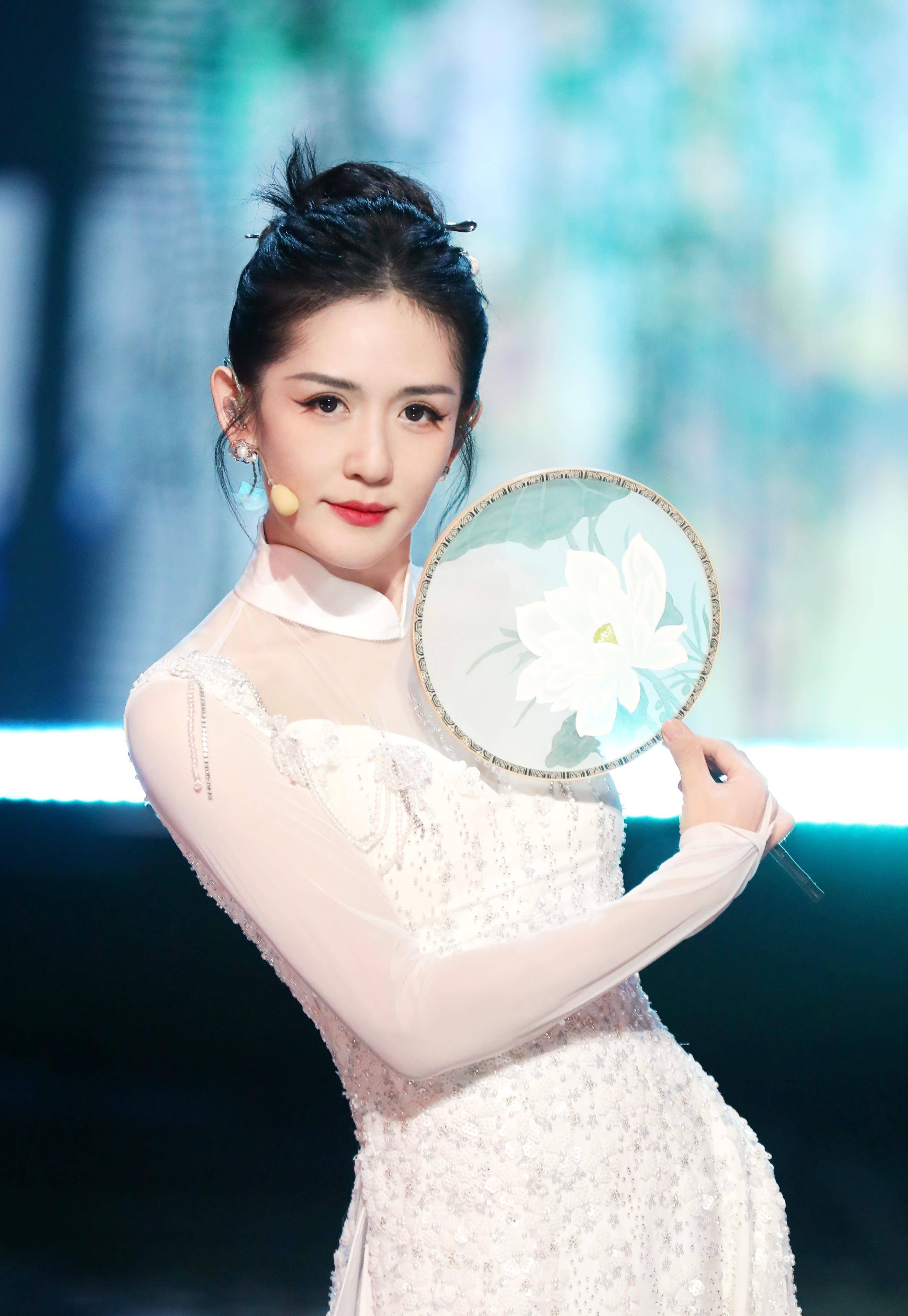 歌难听舞难看造型丑,谢娜穿旗袍劈叉也难救,浪4五公上一个能打的都没