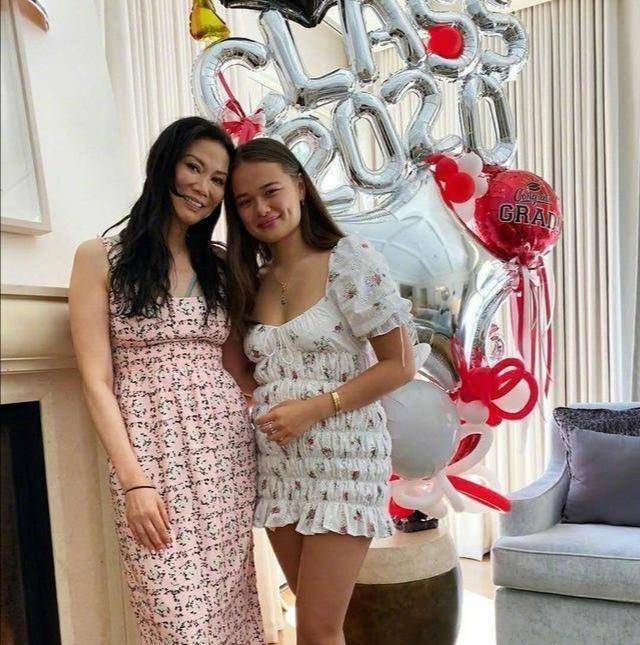 传奇女人邓文迪发文给闺女过生日,大赞女儿美貌,长得不像自己_小时候