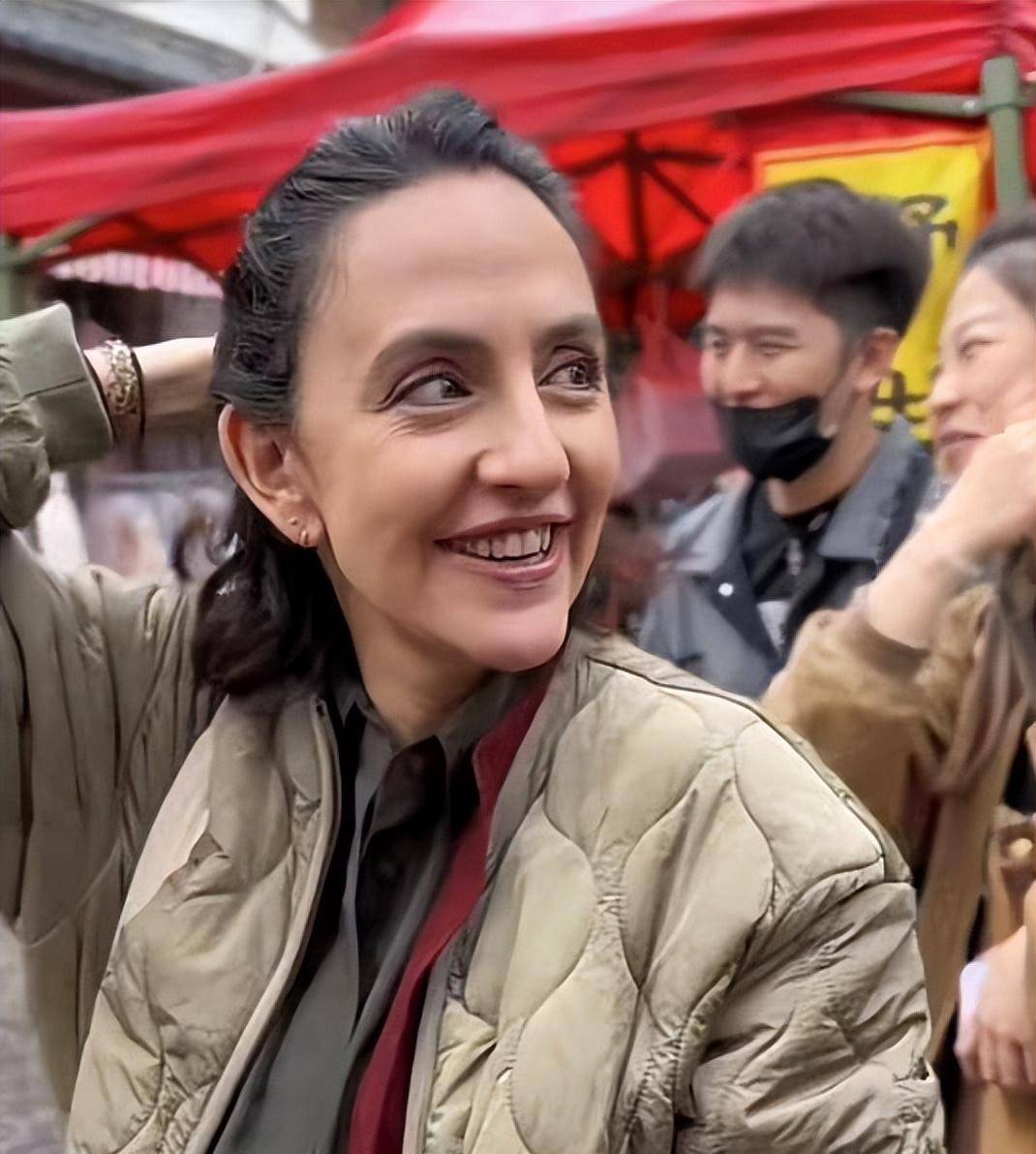 刘烨法国妻子近况:43岁很像50多岁大妈,大理逛市场,与老狼演出_安娜