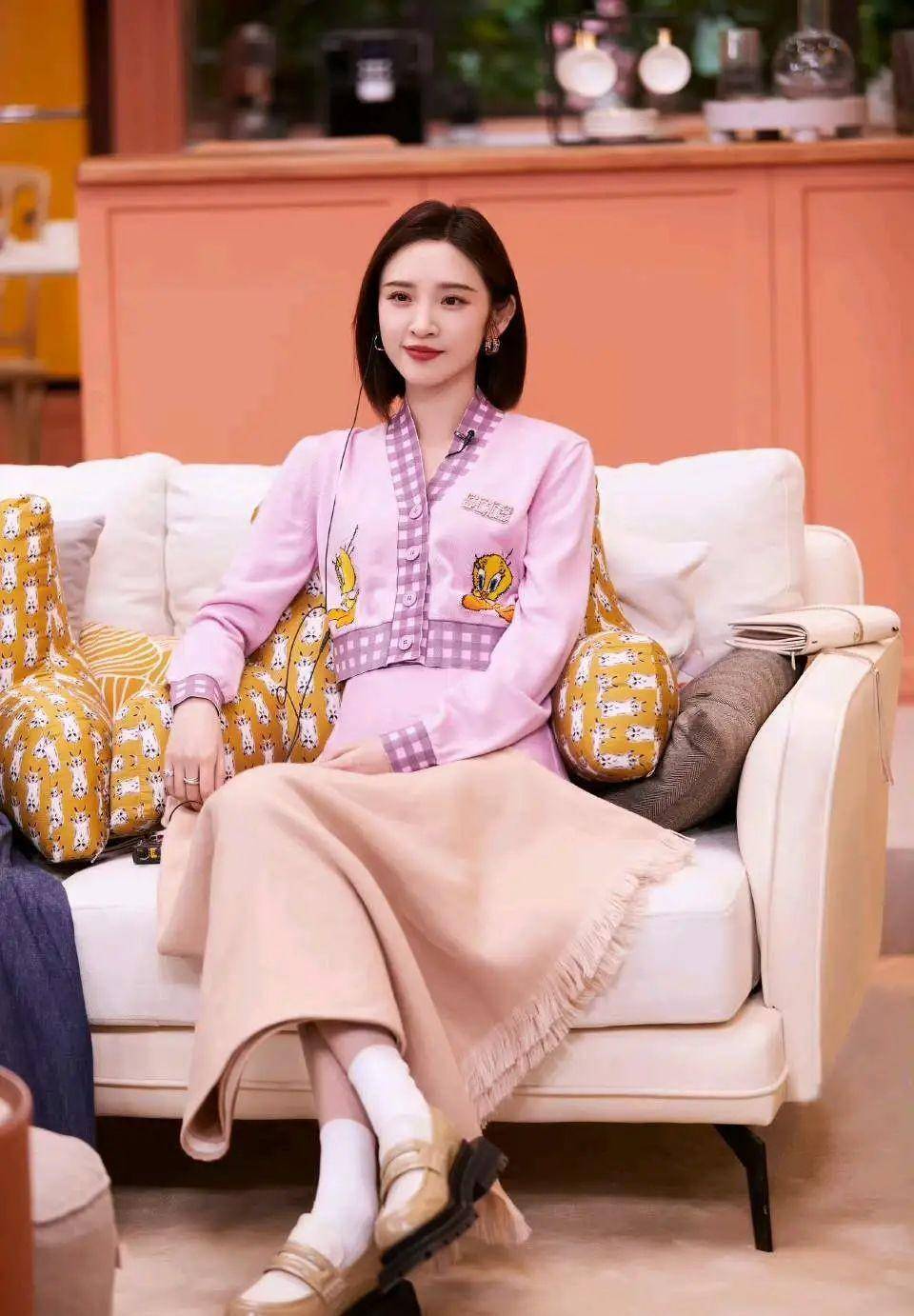 唐艺昕的穿搭多了复古气息,鲜艳和贝雷帽,浅色粉紫的浪漫甜美_颜色