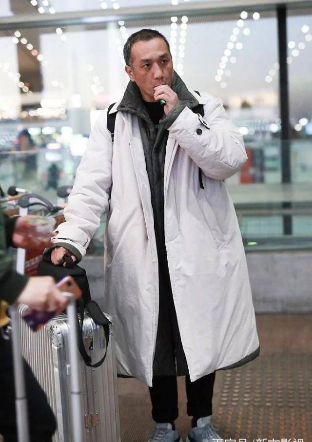 与黄觉一同现身的还有他的妻子麦子,麦子并不是艺人,不过作为圈外人的